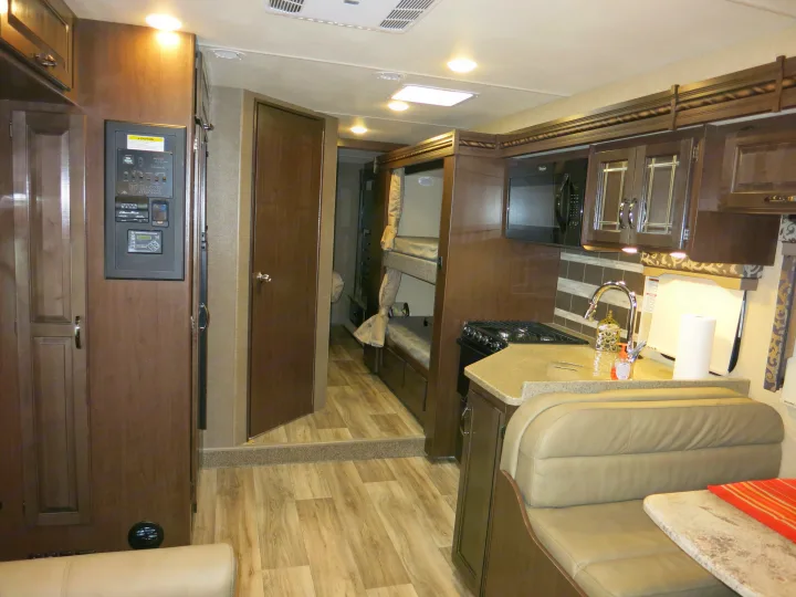 Thor Motor Coach Four Winds 2017