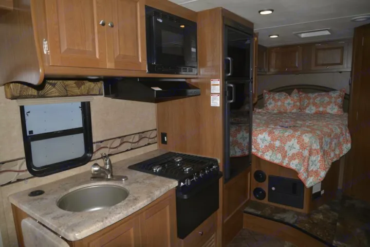 Queen size bed, oven, gas stove top, large sink, includes dish soap, paper towels, sponge, and more.. Coachman Leprechaun 2016