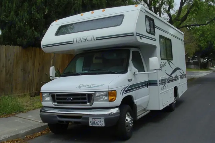 This is NOT actual photo but its same model. Winnebago Itasca Spirit 2001