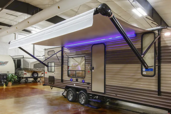Large 15' awning with led lights and outside speakers.. Forest River Cherokee Grey Wolf 2018