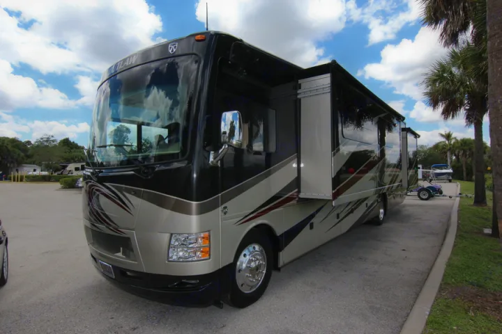Thor Motor Coach Outlaw 2017