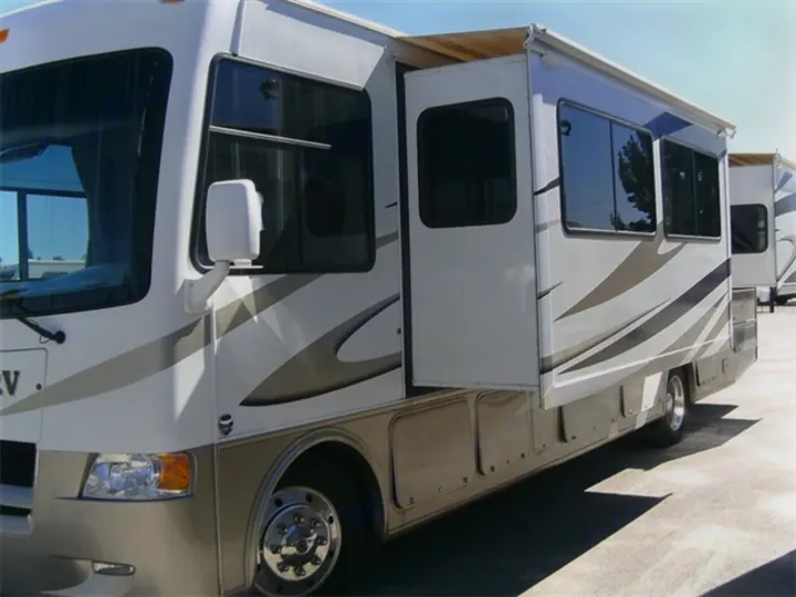 2001 Thor Hurricane

. Thor Motor Coach Hurricane 2011