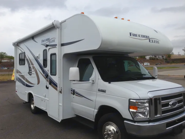 Perfect sized well kept Class C Motorhome. Thor Freedom Elite 2015