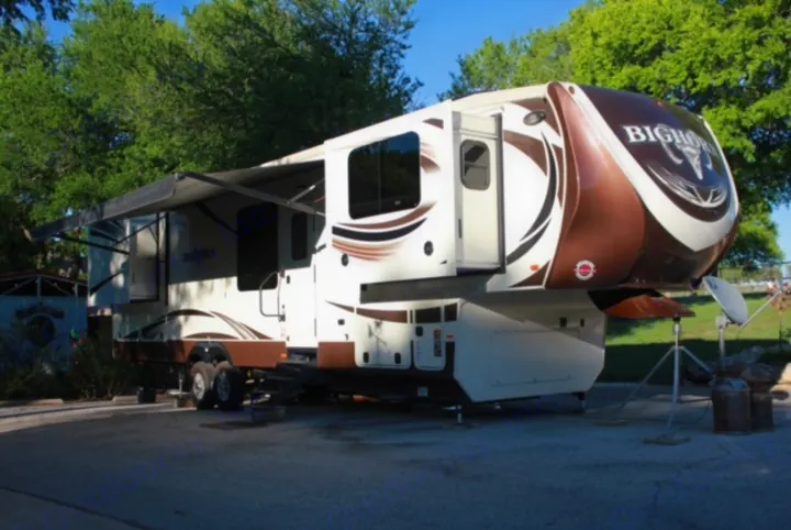 GREAT OUTDOOR SPACE AND LOOKS LIKE NEW. Heartland Bighorn 2016