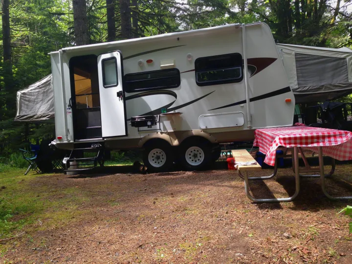 Queen size mattresses in each fold out  cabin. Rockwood Roo 19L 2011