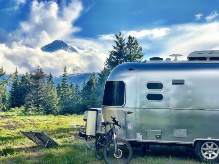 160 watt portable solar panels helps keep you powered off the beaten path.. Airstream Flying Cloud 2017