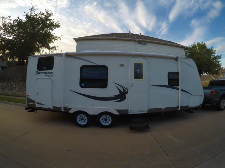 Fiberglass exterior. Dutchmen Sport 2010