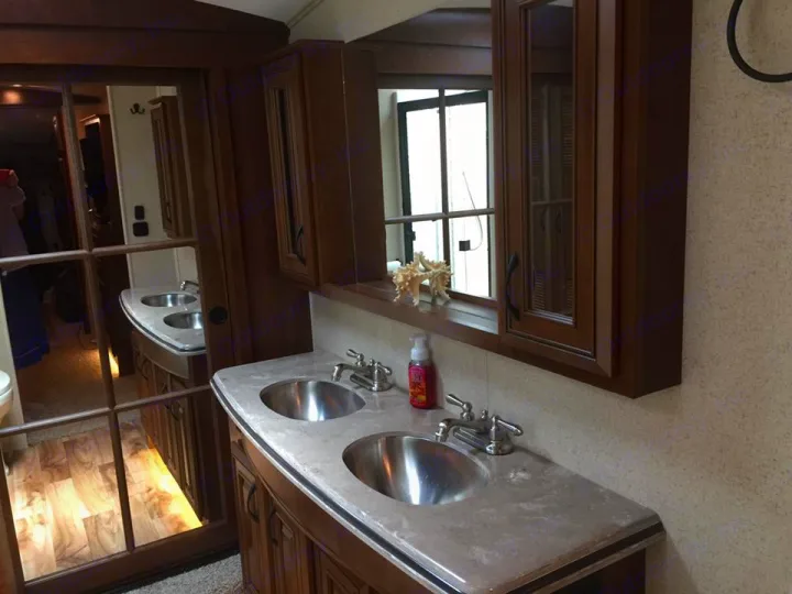 Bedroom Double Lavatory Vanity. Jayco Pinnacle 2016