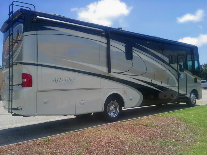 34' Allegro Open Road with 2 slides - like new!. 2015