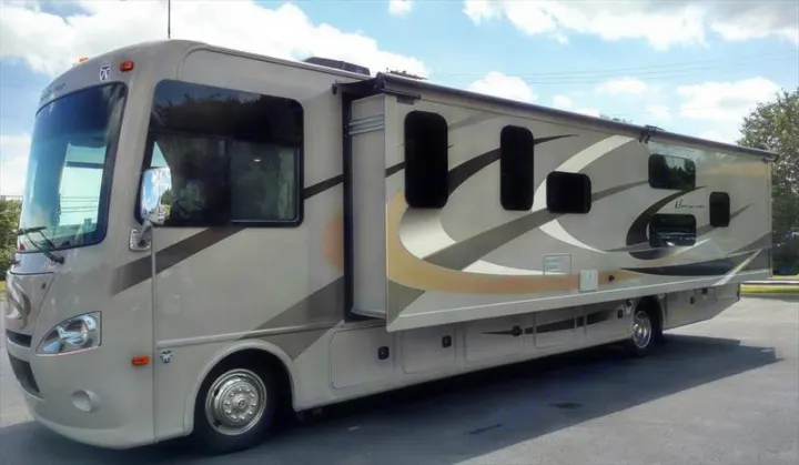 Full side slide out creates a lot more room for families with kids:). Thor Motor Coach Hurricane 2016