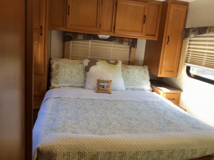 Queen Bed. Coachmen Freelander 2013
