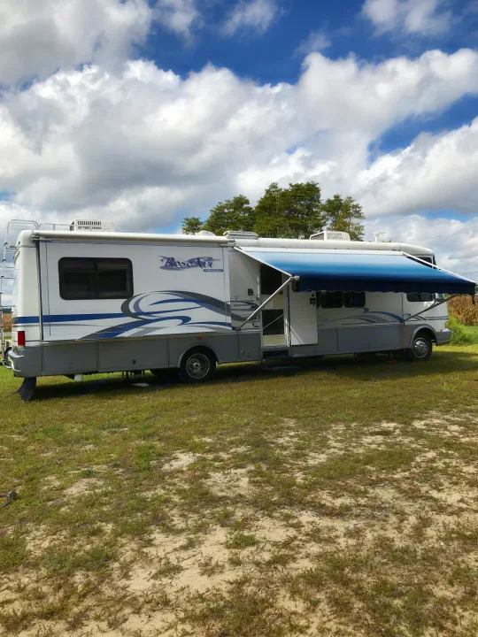 Extra comfortable RV with slide out bedroom.  Awning supplies wonderful area to sit and enjoy nature, grill or just enjoy friends. Rexhall Rose Air 2001