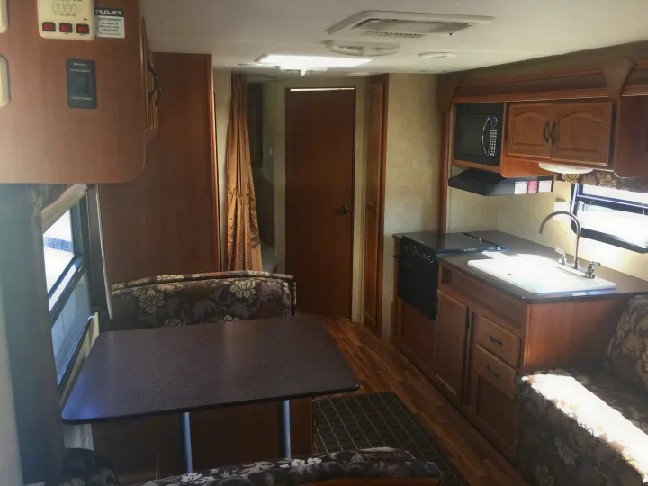 Looking front to back interior. Dutchmen 286 Ultra Light 2011