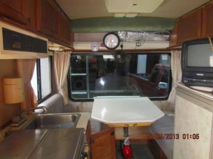 Rear dinette. Sunrader Nissan D21 V6 1988
