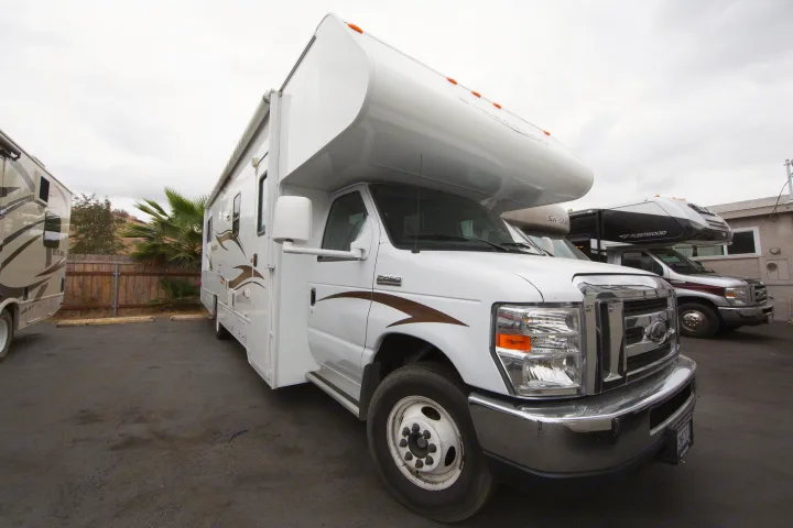Passenger Exterior. Winnebago Minnie Winnie 31K 2014