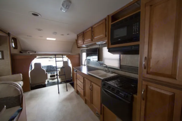 Kitchen area. Winnebago Minnie Winnie 31K 2014