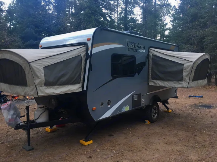 Dual queen beds pop our easily with 2 latches. . Starcraft Launch 2017