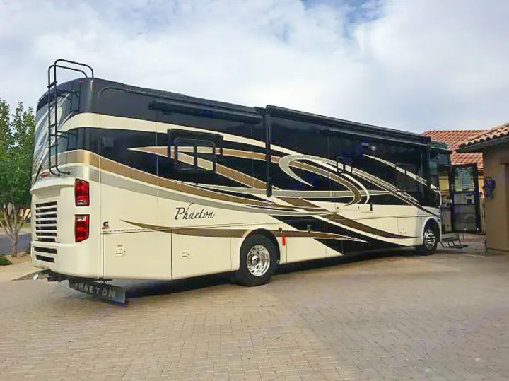 Beautiful exterior with 4 large slide-outs.. Tiffin Motorhomes Allegro Phaeton 2010