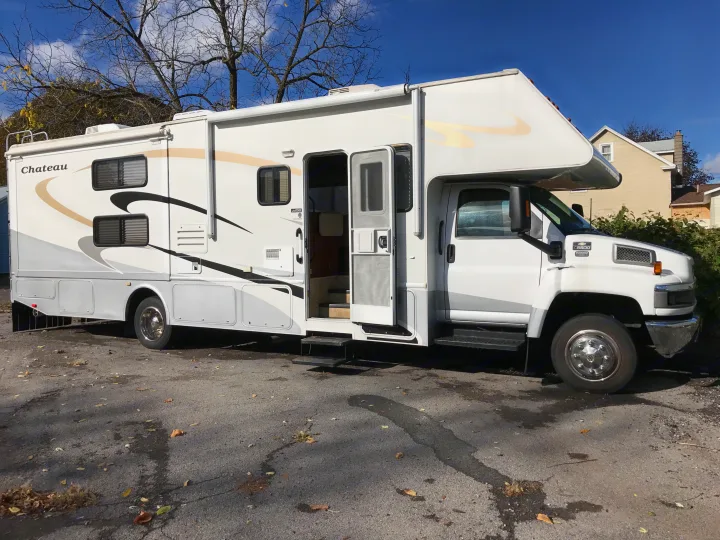 Automatic slide out steps for main door, screen door.  automatic awning.  Bed room slide out side. . Thor Motor Coach Chateau 2007