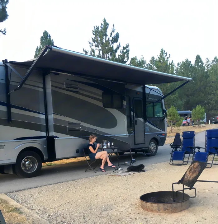 Easy set up. Cafe table, zero gravity chairs and a couple of folding camp chairs. Fleetwood Southwind 2006