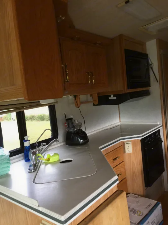 Just some quick inside, will post some better when it is back from rental at present time.. Fleetwood Pace Arrow 2000