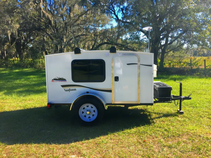 Tinted screened windows slide open for ventilation. Roof rack for carrying a kayak or canoe.. Runaway Campers Rangerunner 2017