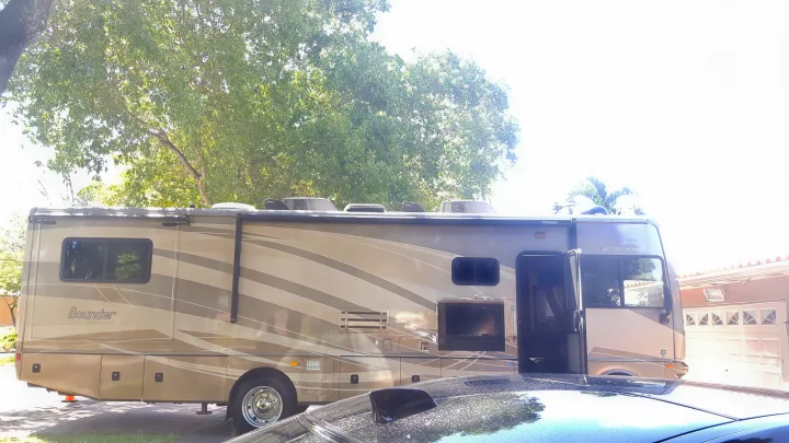 CLEAN &  COMFORTABLE   outside TV & POWER AWNING.. Fleetwood Bounder 2015