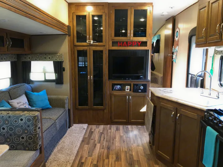 Living area / Kitchen. Coachmen Chaparral 2016