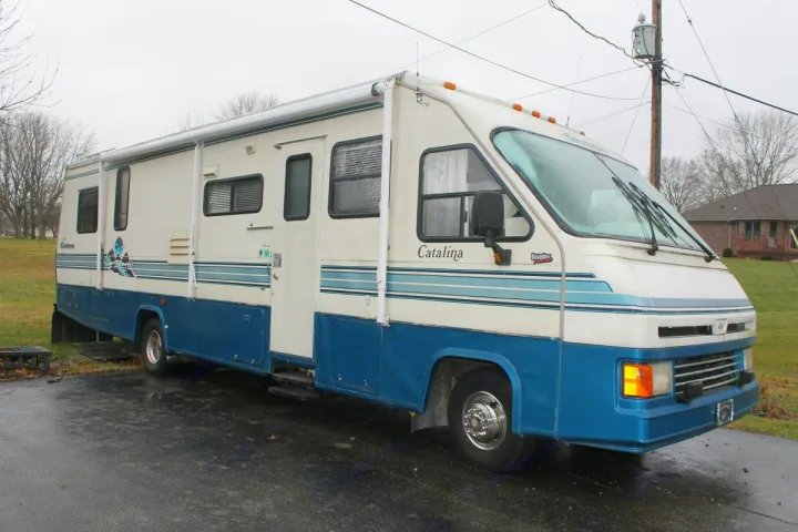Full Profile 35 feet long. Coachmen Catalina 1994