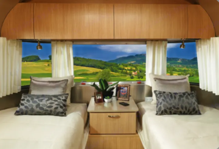 Separate twin beds for extra comfort. Airstream Flying Cloud 2018