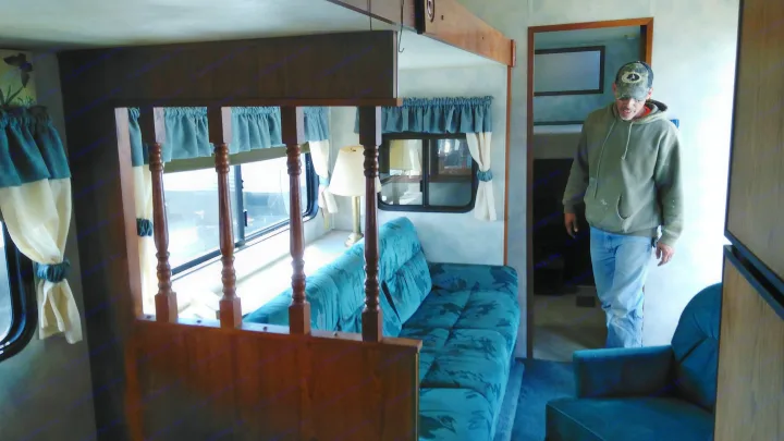 Living room sofá folds down to make extra sleeping. "Jackknife sofa" Futon. Coachmen Catalina 1995