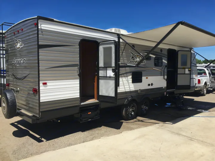 Gorgeous, spacious, comfortable glamping-mobile . Jayco Jay Flight 28BHBE 2017