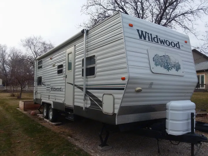 Large slide out. With queen bed in front. Bunk bed in back. Dining table and couch. Forest River Wildwood 2006