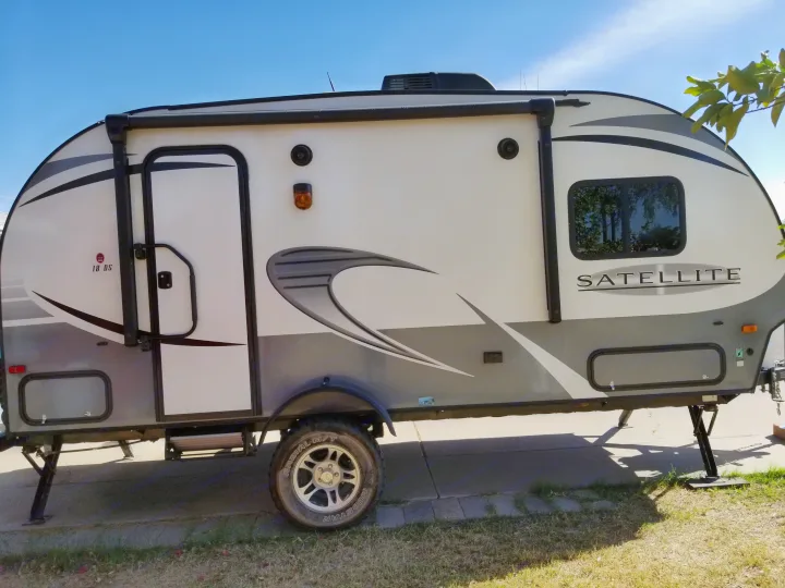 Small easy to tow. Perfect for a weekend get away in a RV park or in the woods. . Other Satellite 2017