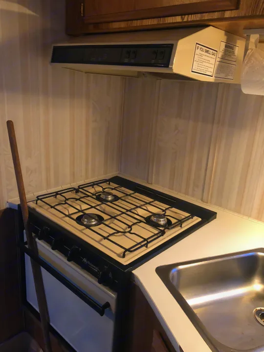 3 burner stove with . Dodge Cascade 1994