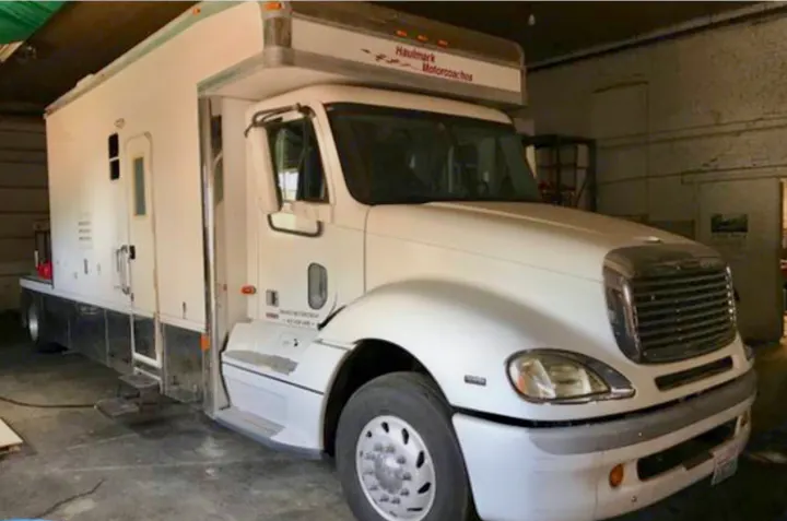 This is a tower home, automatic big truck with living space. The back portion is a fifth wheel bed area.. renegade toter home 2005