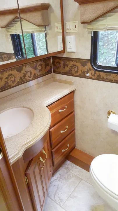 Restroom. Beaver Santiam 40 2005