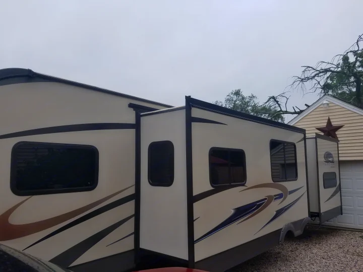 2 Slide Outs. Coachmen Freedom Express 2014