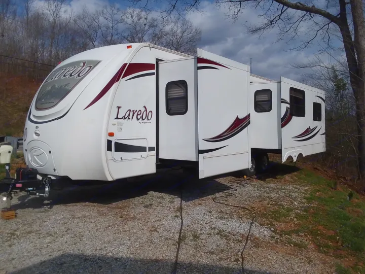 33 ft. Laredo travel trailer in excellent shape.. Keystone Laredo 2012