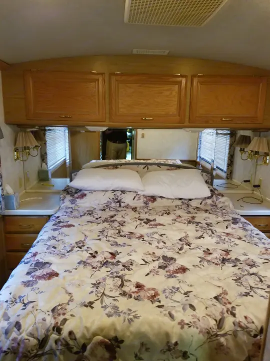 BEDROOM. Fleetwood Bounder 1999