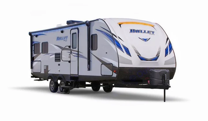 The exterior of the Bullet is stream-line for easy towing, and has exterior LED lighting for easy hook up and to add a touch of class at the campground.. Keystone Bullet 2018