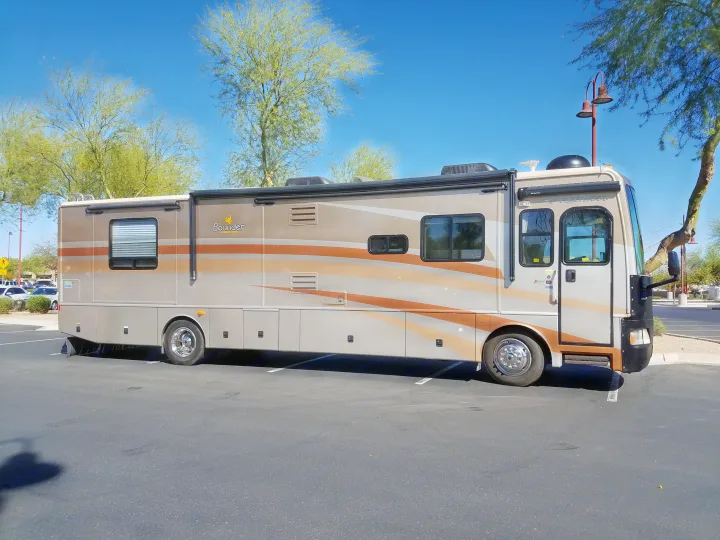 38 L Fleetwood  Bounder. No one has to know your a renter.. Fleetwood Bounder 2006