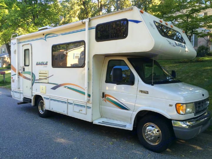 23 ft Class C. Easy to drive and gets good gas mileage. 
. Jayco Eagle 2000