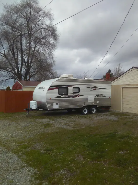 2011 Forest River Cherokee Cascade 22 1/2 Sleeps 4, full bath, stove, refrigerator, freezer, AC, TV, DVD, Radio. Has Queen pillow mattress and two bunks for kids or stuff.. Forest River Cherokee 2011