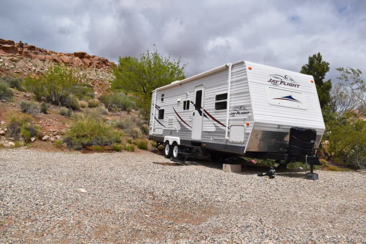 This 26 foot trailer is the perfect size for a family or group. Because it's only 26 feet it's easy to maneuver when traveling but still gives plenty of room for comfort when moving around inside and sleeps 6 adults comfortably or 8 kids. . Jayco Jay Flight 2006