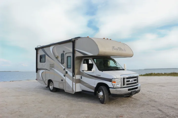 Thor Motor Coach Four Winds 2015