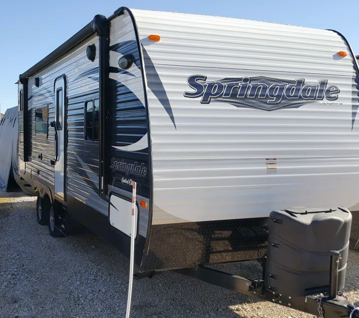 26ft Keystone Springdale with double bunks, shower, master room privacy sliding door & pull out loveseat sleeper. . Keystone Springdale 2016