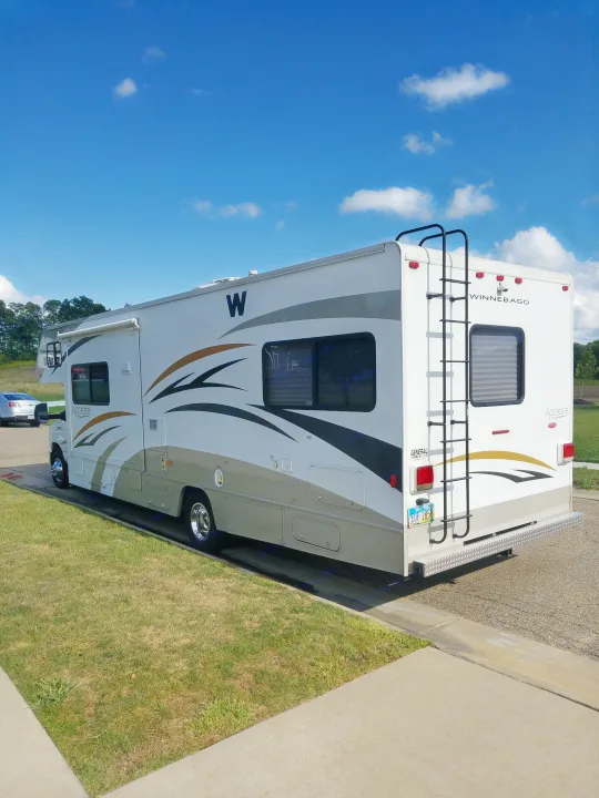 Make family memories in this beautiful RV . Winnebago Winnebago 2010