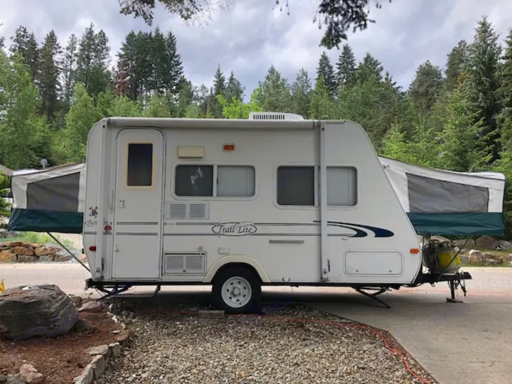 Folded out with Queen bed in front, and double bed in back.. R-Vision Bantam 17 2000