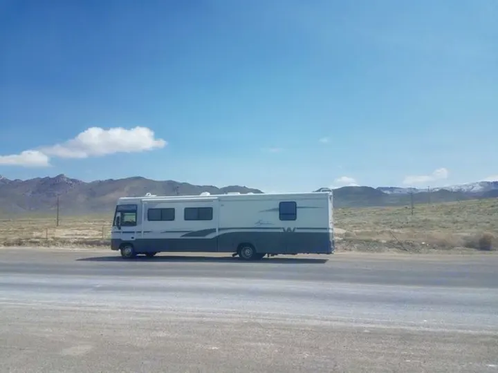 Winnebago Adventurer 2000